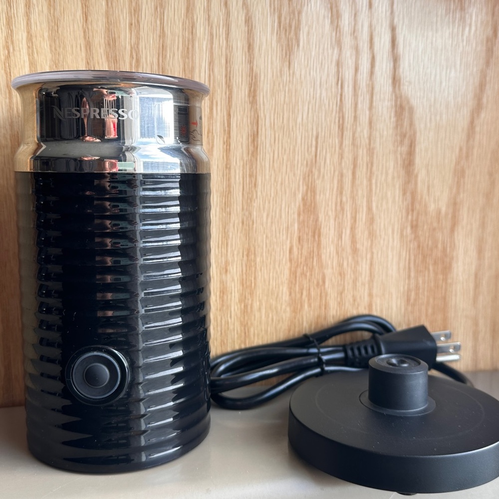 NESPRESSO HOT AND COLD MILK FROTHER  Black